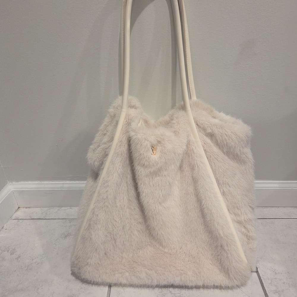 White Faux Fur VS Tote - Picture 4 of 8